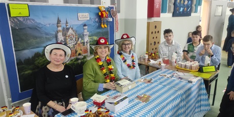 Powiększ grafikę: Uczestnicy Dnia Otwartego Szkoły Podstawowej nr 48 w Gdańsku. Korytarz szkolny. Wiele osób uczestniczy w różnych grach i zabawach.