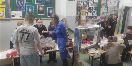 Powiększ grafikę: Uczestnicy Dnia Otwartego Szkoły Podstawowej nr 48 w Gdańsku. Korytarz szkolny. Wiele osób uczestniczy w różnych grach i zabawach.