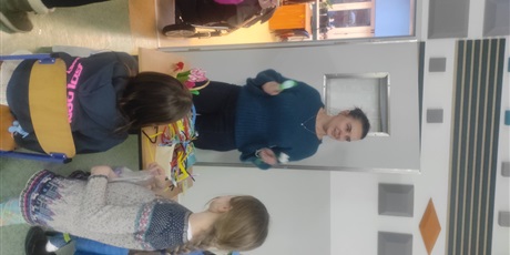 Powiększ grafikę: Uczestnicy Dnia Otwartego Szkoły Podstawowej nr 48 w Gdańsku. Korytarz szkolny. Wiele osób uczestniczy w różnych grach i zabawach.