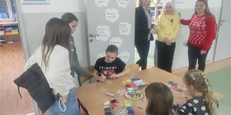 Powiększ grafikę: Uczestnicy Dnia Otwartego Szkoły Podstawowej nr 48 w Gdańsku. Korytarz szkolny. Wiele osób uczestniczy w różnych grach i zabawach.