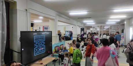 Powiększ grafikę: Uczestnicy Dnia Otwartego Szkoły Podstawowej nr 48 w Gdańsku. Korytarz szkolny. Wiele osób uczestniczy w różnych grach i zabawach.