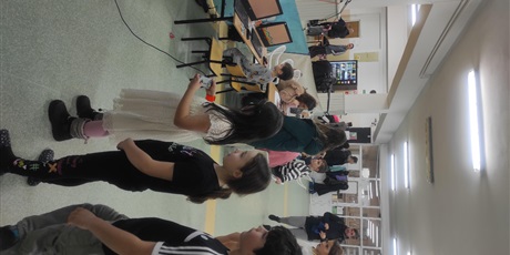 Powiększ grafikę: Uczestnicy Dnia Otwartego Szkoły Podstawowej nr 48 w Gdańsku. Korytarz szkolny. Wiele osób uczestniczy w różnych grach i zabawach.