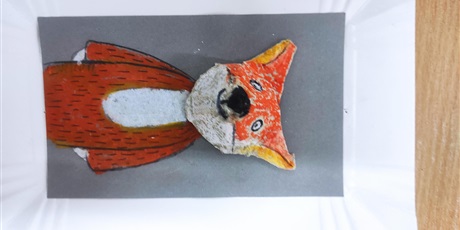 Powiększ grafikę: Uczestnicy Dnia Otwartego Szkoły Podstawowej nr 48 w Gdańsku. Korytarz szkolny. Wiele osób uczestniczy w różnych grach i zabawach.