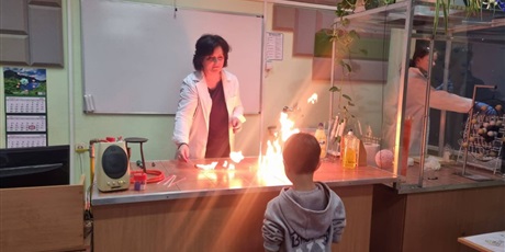 Powiększ grafikę: Uczestnicy Dnia Otwartego Szkoły Podstawowej nr 48 w Gdańsku. Korytarz szkolny. Wiele osób uczestniczy w różnych grach i zabawach.