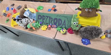 Powiększ grafikę: Uczestnicy Dnia Otwartego Szkoły Podstawowej nr 48 w Gdańsku. Korytarz szkolny. Wiele osób uczestniczy w różnych grach i zabawach.