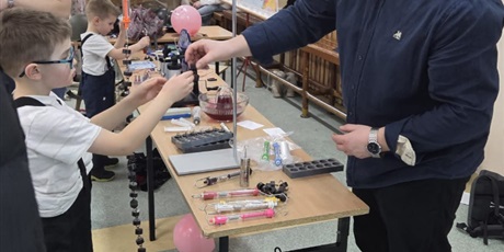 Powiększ grafikę: Uczestnicy Dnia Otwartego Szkoły Podstawowej nr 48 w Gdańsku. Korytarz szkolny. Wiele osób uczestniczy w różnych grach i zabawach.