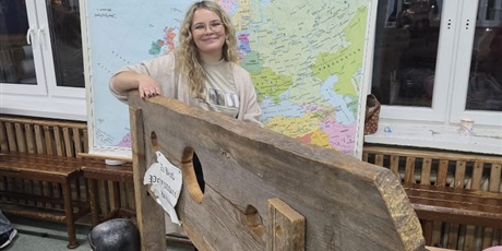 Powiększ grafikę: Uczestnicy Dnia Otwartego Szkoły Podstawowej nr 48 w Gdańsku. Korytarz szkolny. Wiele osób uczestniczy w różnych grach i zabawach.