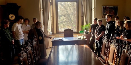 Powiększ grafikę: uczniowie w gabinecie