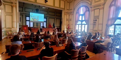 Powiększ grafikę: uczniowie w sali obrad R.M_