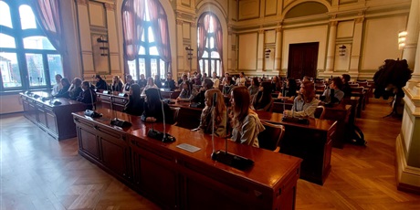 Powiększ grafikę: uczniowie w sasli obrad 2