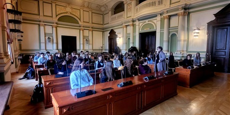 Powiększ grafikę: uczniowie w sasli obrad 3