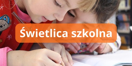 Powiększ grafikę: Świetlica szkolna. Dzieci pracują z zeszytem szkolnym.