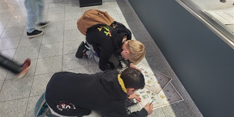 Powiększ grafikę: uczniowie podczas pracy w Muzeum