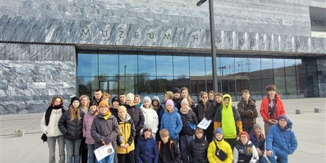 Powiększ grafikę: uczniowie przed Muzeum Historii Polski