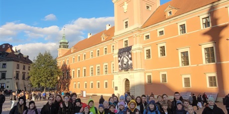 Powiększ grafikę: Uczniowie przy Zamku Królewskim