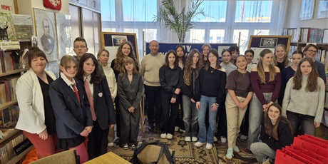 Powiększ grafikę: Zdjęcie grupowe uczniów po konkursie. Uśmiechają się.