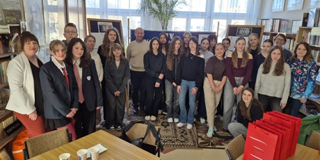 Powiększ grafikę: Zdjęcie grupowe uczniów po konkursie. Uśmiechają się.