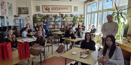 Powiększ grafikę: Uczniowie podczas konkursu. Siedzą w ławkach.