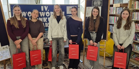 Powiększ grafikę: Zdjęcie grupowe uczniów po konkursie. Uśmiechają się.