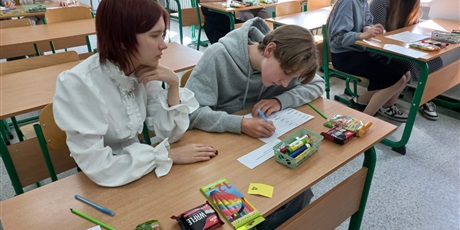 Powiększ grafikę: Uczennice wykonujące swój projekt konkursowy.