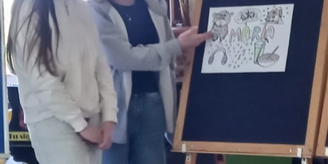 Powiększ grafikę: Uczennice wykonujące swój projekt konkursowy.